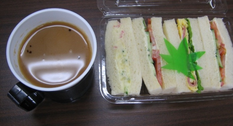 サンドイッチとコーヒー