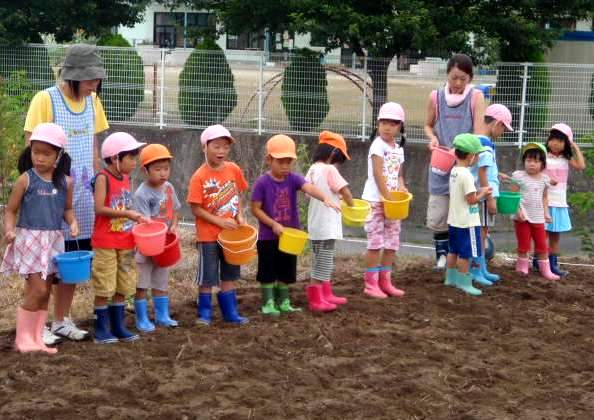 小川保育所の子供達がそばの種蒔きをしました。